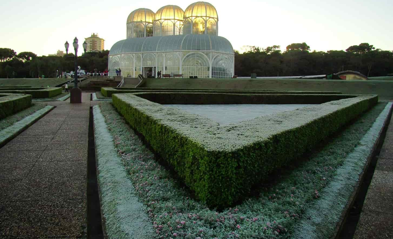 Jardim Botânico de Curitiba com névoa ao amanhecer no inverno