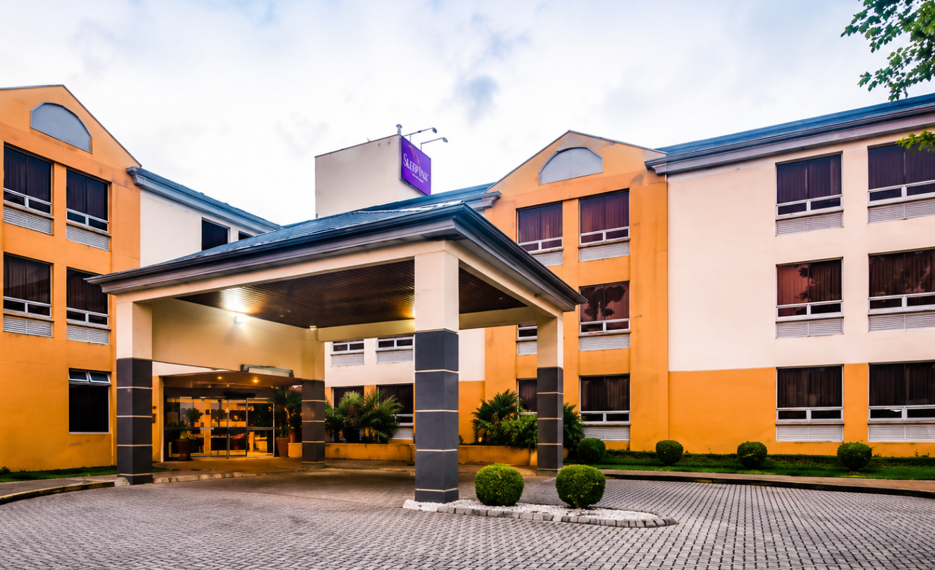 Fachada do Hotel Cassino Tower Curitiba Aeroporto em São José dos Pinhais, próximo ao Aeroporto Afonso Pena