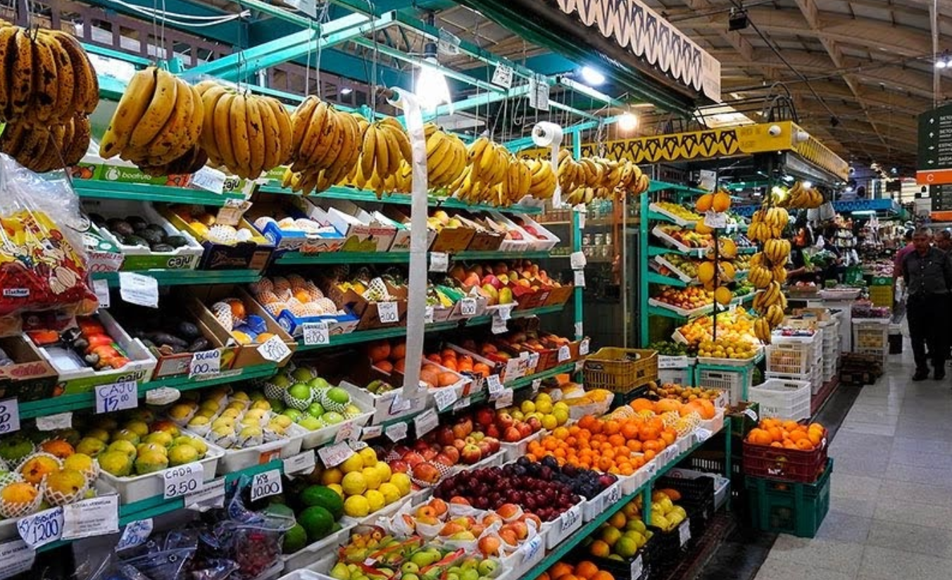 Mercado Municipal de Curitiba com barracas coloridas de produtos regionais paranaenses, frios coloniais e especiarias