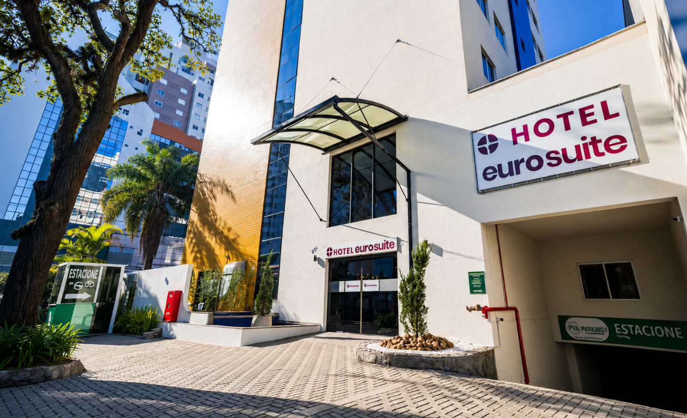 Fachada do Euro Suite Curitiba Batel, próximo aos principais shoppings do bairro