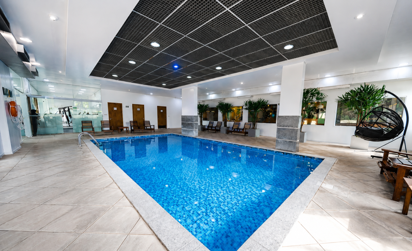 Piscina coberta e aquecida do Nacional Inn Curitiba Santa Felicidade