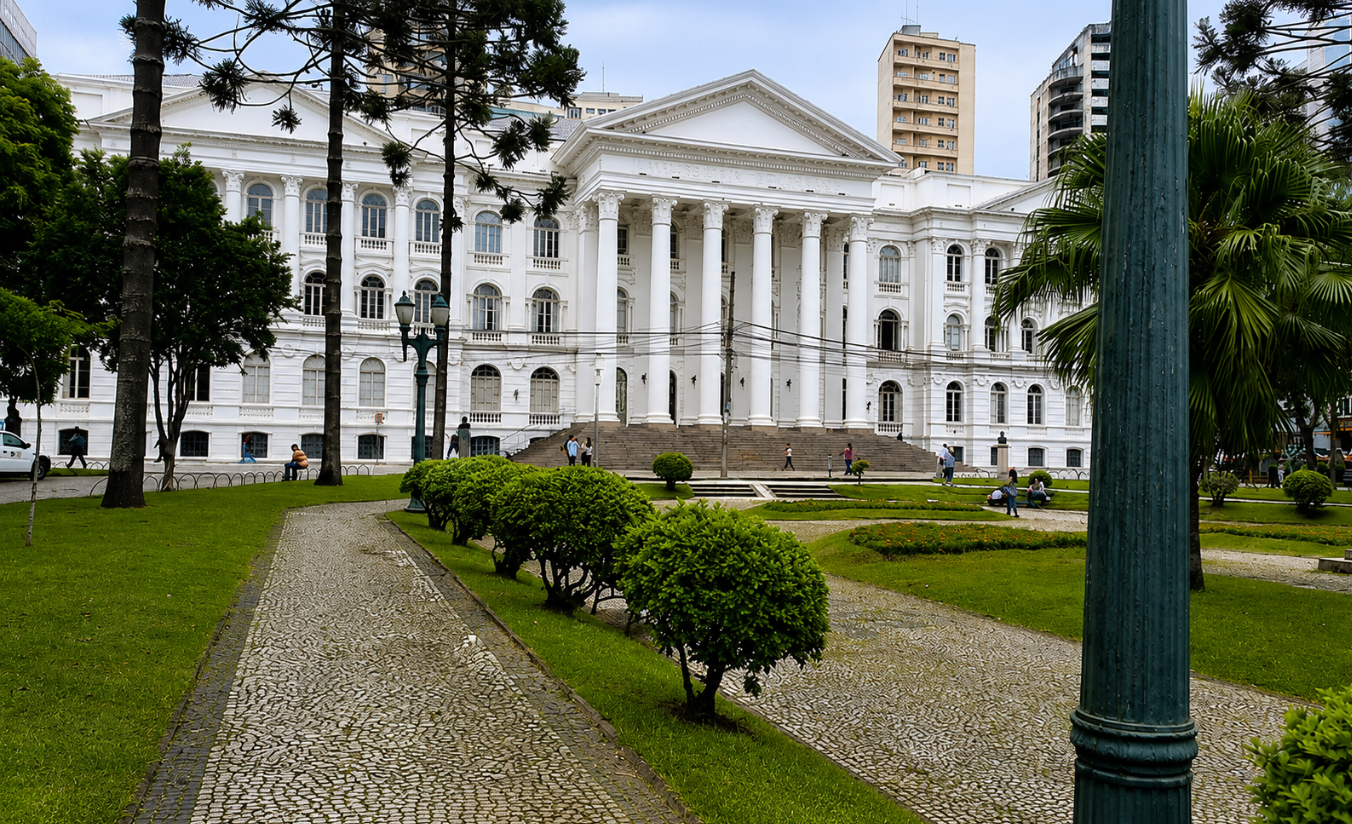Praça Santos Andrade e Teatro Guaíra, no centro histórico de Curitiba