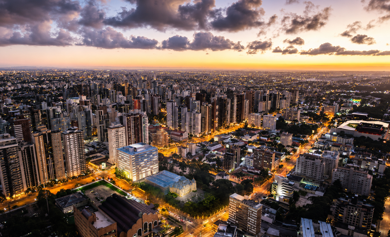 Vista aérea de Curitiba com destaque para o bairro Batel e a Avenida do Batel ao anoitecer