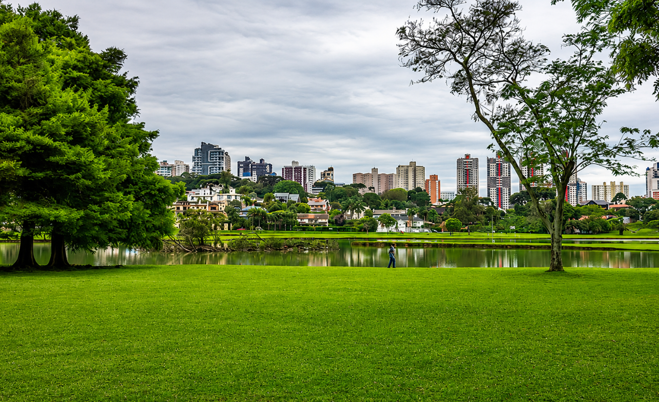 Vista de um dos parques arborizados de Curitiba, cidade reconhecida pelas áreas verdes