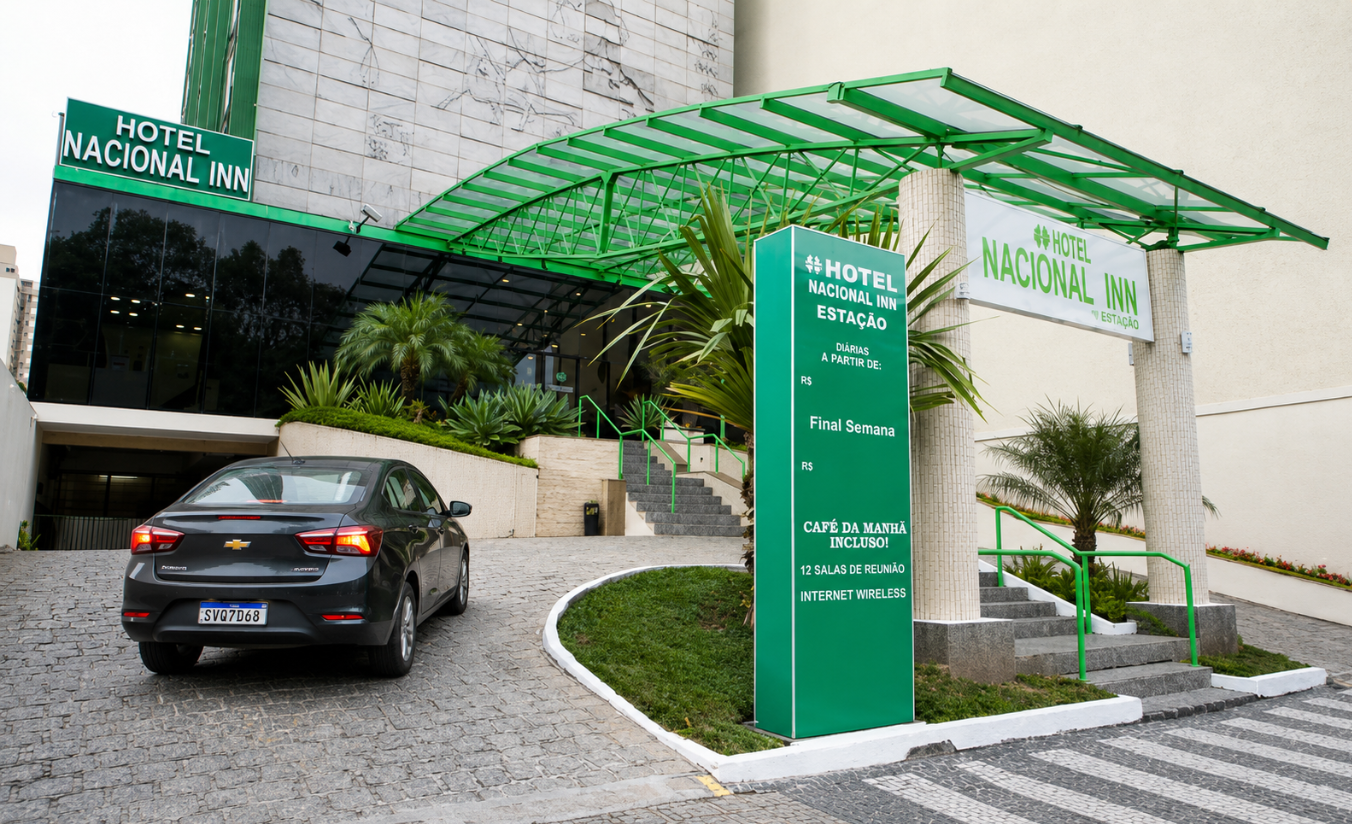 Carro estacionado na garagem de um hotel da Rede Nacional Inn em Curitiba