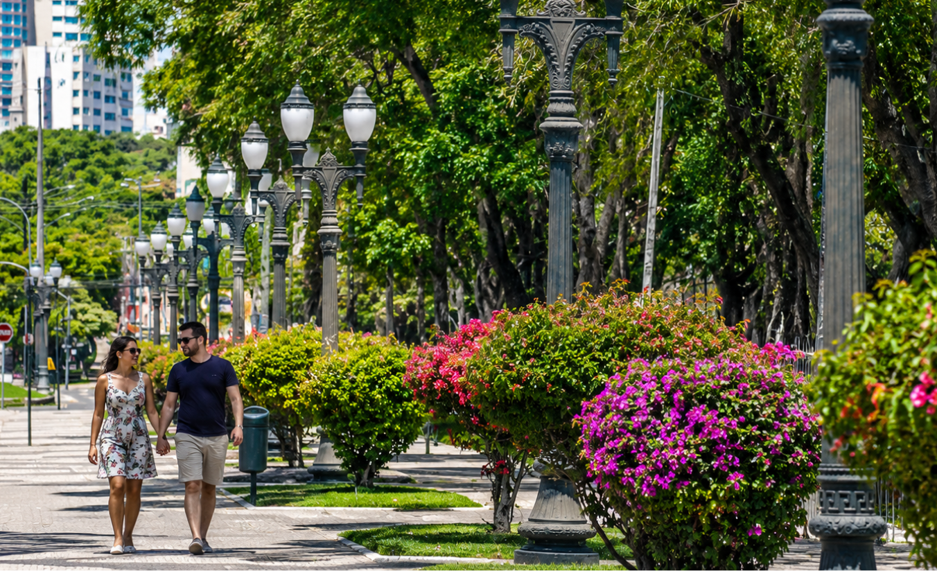 Casal caminhando por uma rua arborizada e romântica em Curitiba