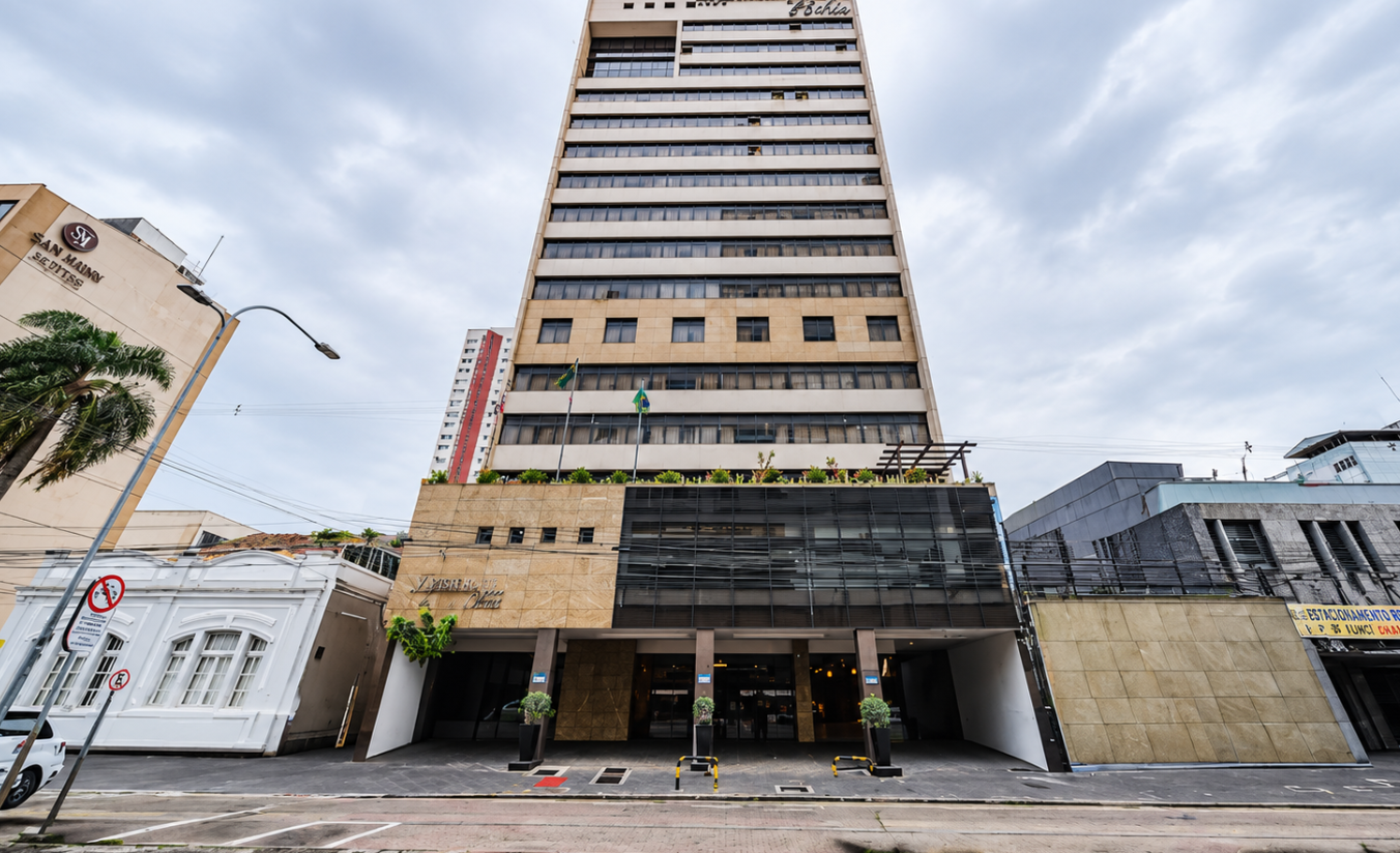 Fachada do hotel no bairro Cristo Rei, próximo ao Jardim Botânico de Curitiba
